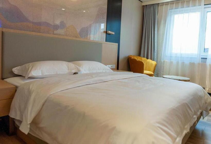 חדר דלוקס לשלושה, Mr.liao