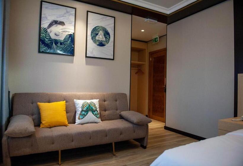 חדר דלוקס לשלושה, Mr.liao