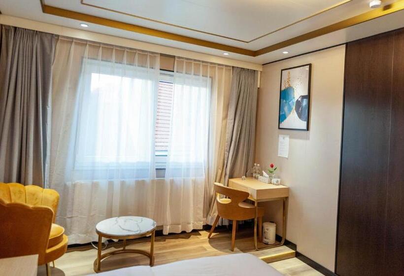 חדר דלוקס לשלושה, Mr.liao