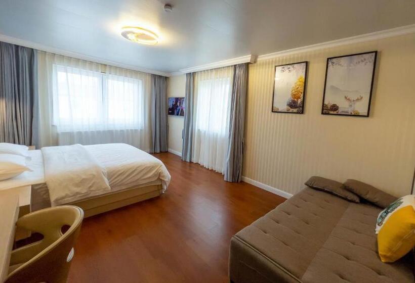 חדר דלוקס לשלושה, Mr.liao