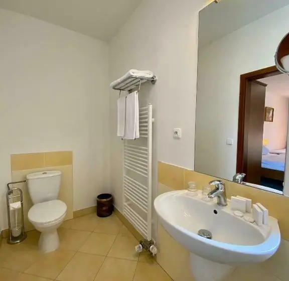 اتاق ساده سه‌ نفره, Orient Spa