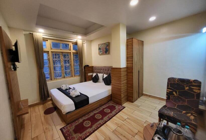 디럭스 룸, The Revett