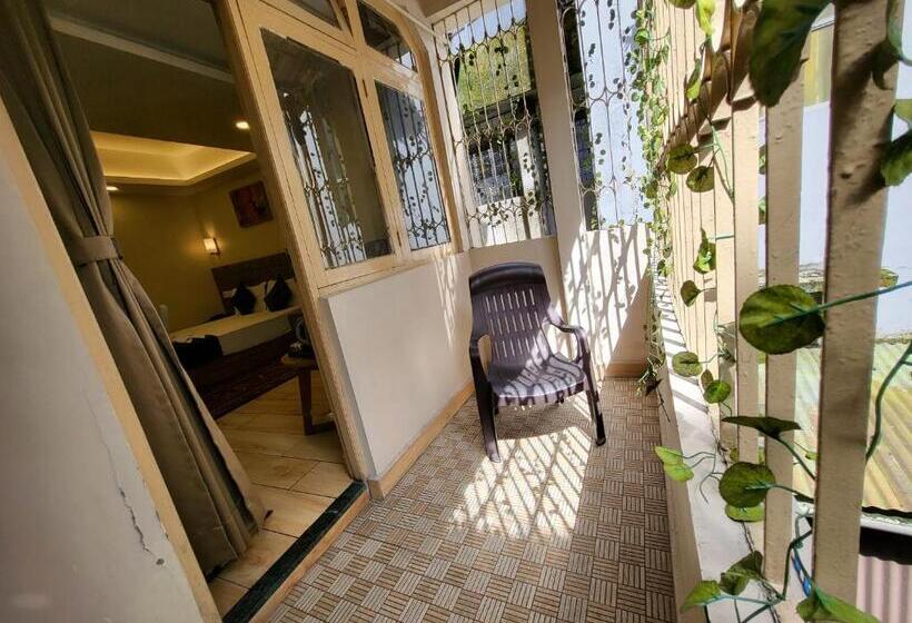 발코니가 있는 스위트, The Revett