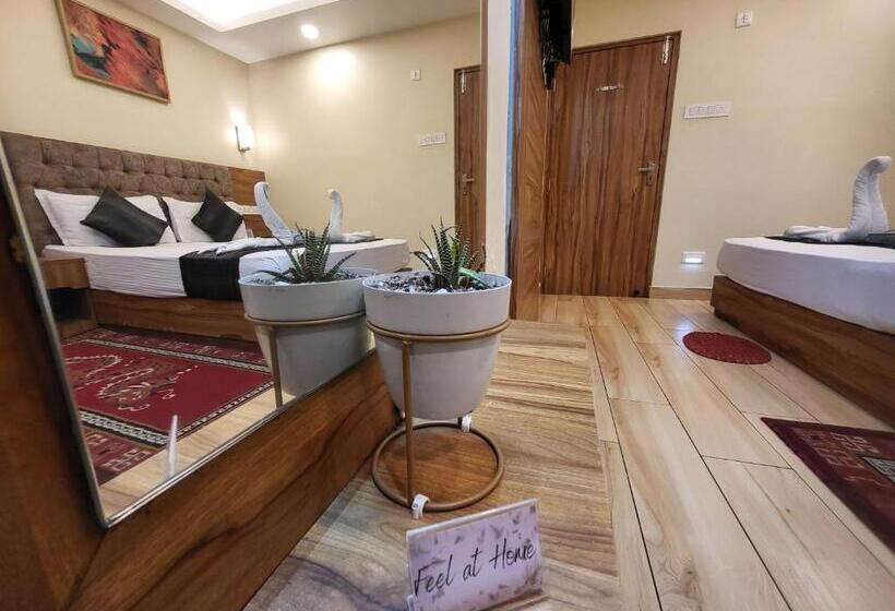 발코니가 있는 스위트, The Revett