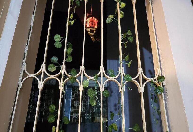 발코니가 있는 스위트, The Revett