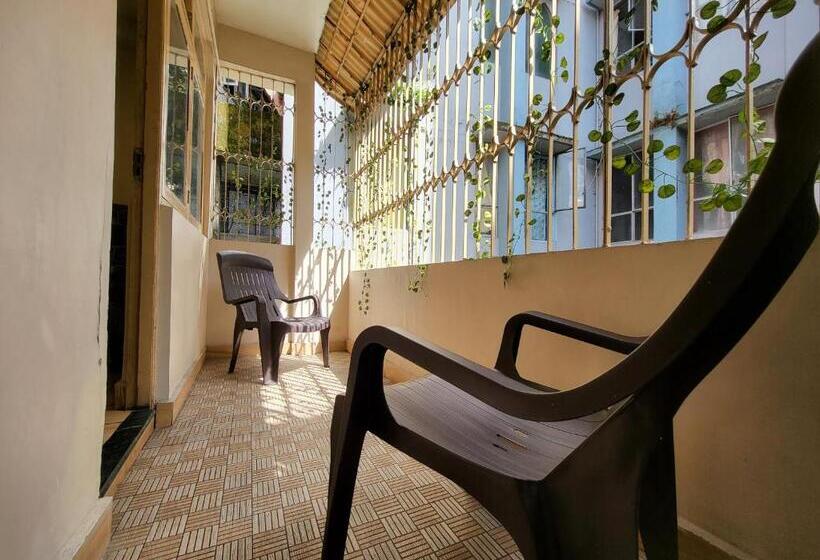 발코니가 있는 스위트, The Revett