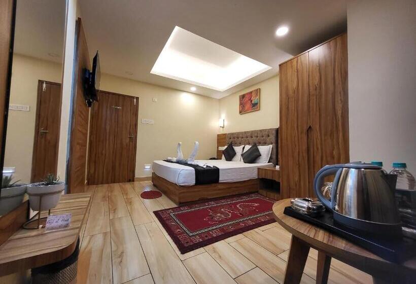 발코니가 있는 스위트, The Revett