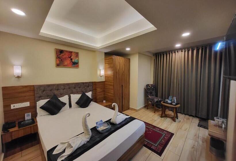 발코니가 있는 스위트, The Revett