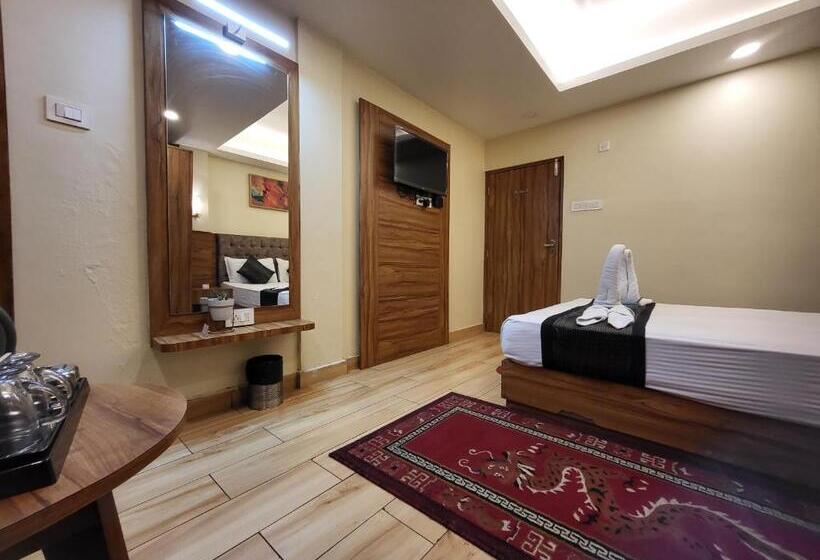 발코니가 있는 스위트, The Revett