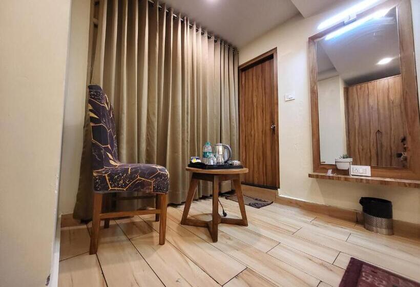 발코니가 있는 스위트, The Revett