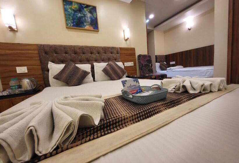 컴포트 트리플 룸, The Revett