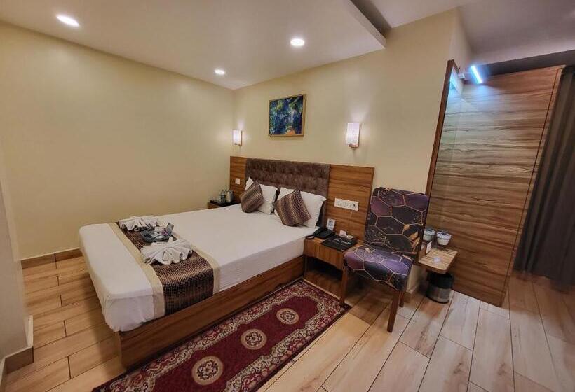 컴포트 트리플 룸, The Revett