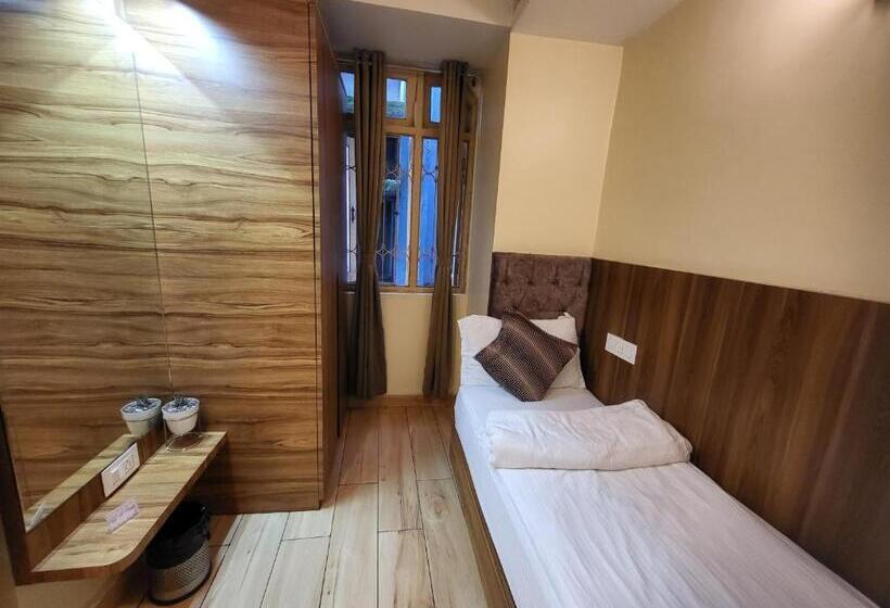 컴포트 트리플 룸, The Revett