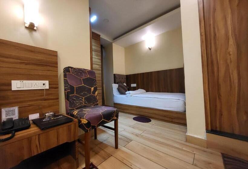 컴포트 트리플 룸, The Revett