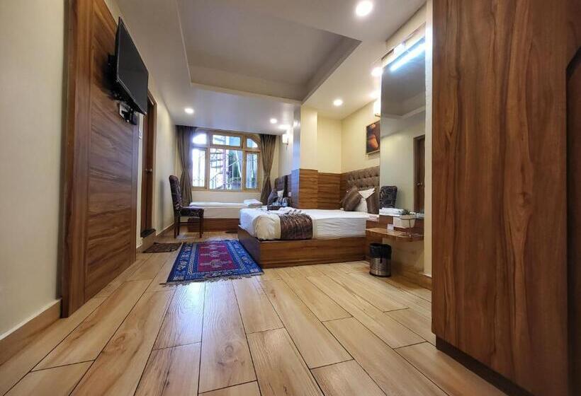 수피리어 트리플 룸, The Revett