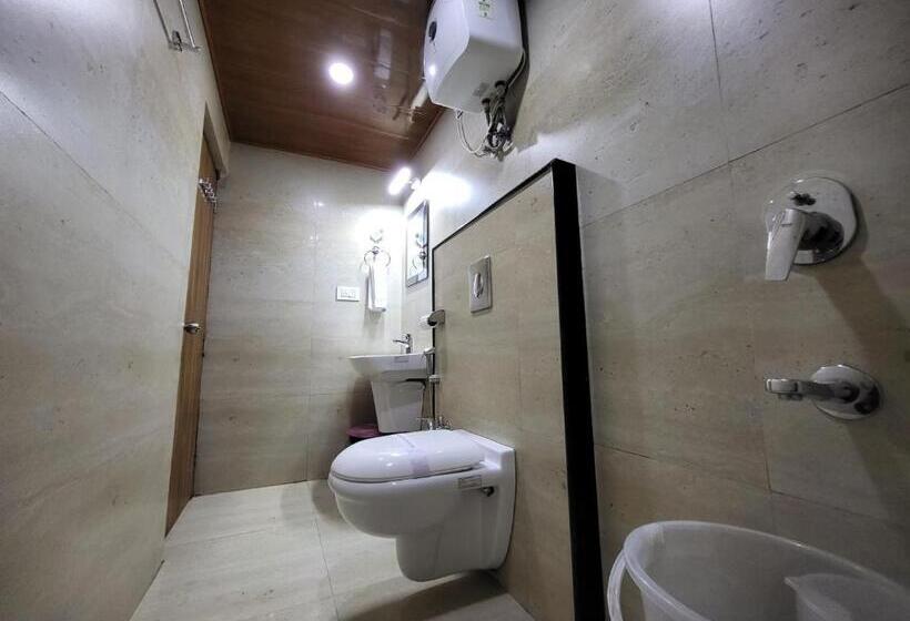 수피리어 트리플 룸, The Revett