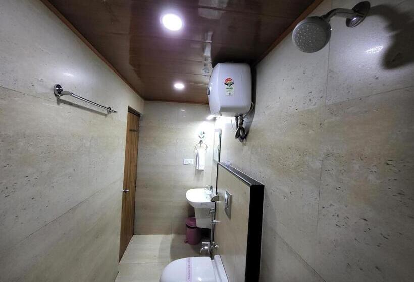 수피리어 트리플 룸, The Revett