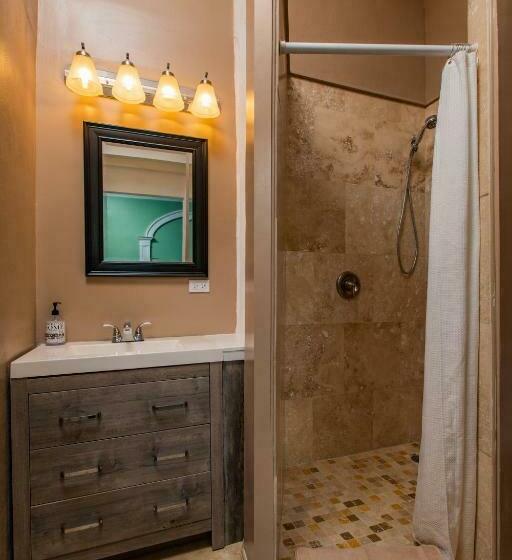 استودیو استاندارد با چشمانداز باغ, Victoria House