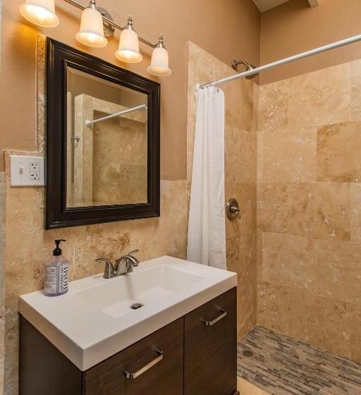 استودیو استاندارد با تخت کینگ, Victoria House