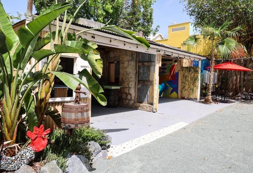 استودیوی استاندارد با چشمانداز دریا, Victoria House