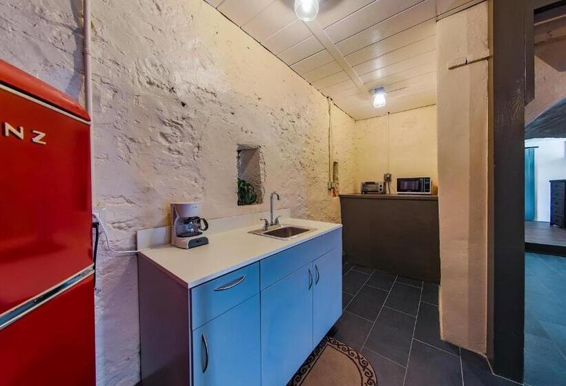 سوئیت جونیور با چشمانداز باغ, Victoria House