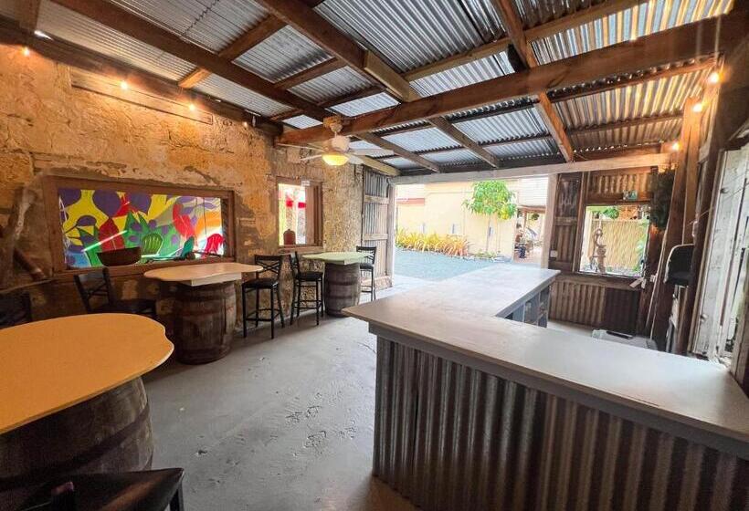 سوئیت جونیور با چشمانداز باغ, Victoria House