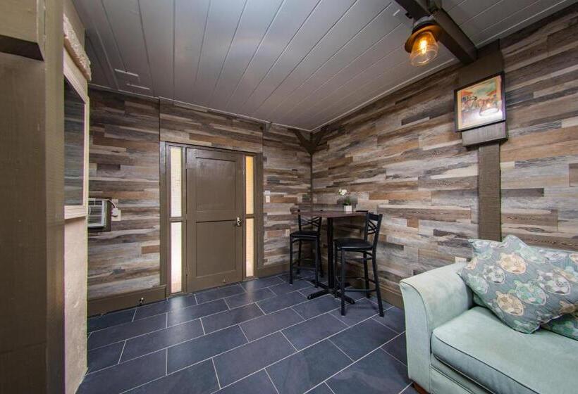 سوئیت جونیور با چشمانداز باغ, Victoria House