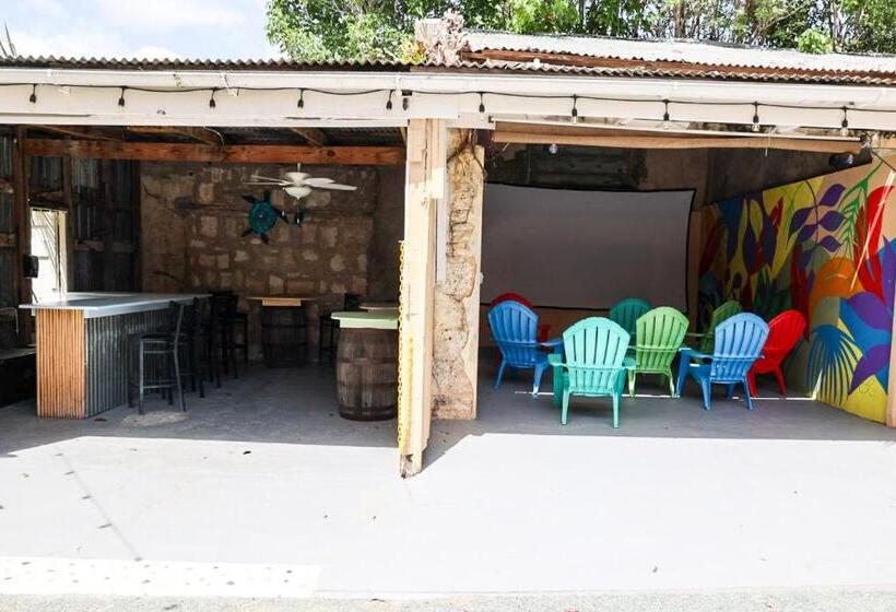 استودیوی استاندارد, Victoria House