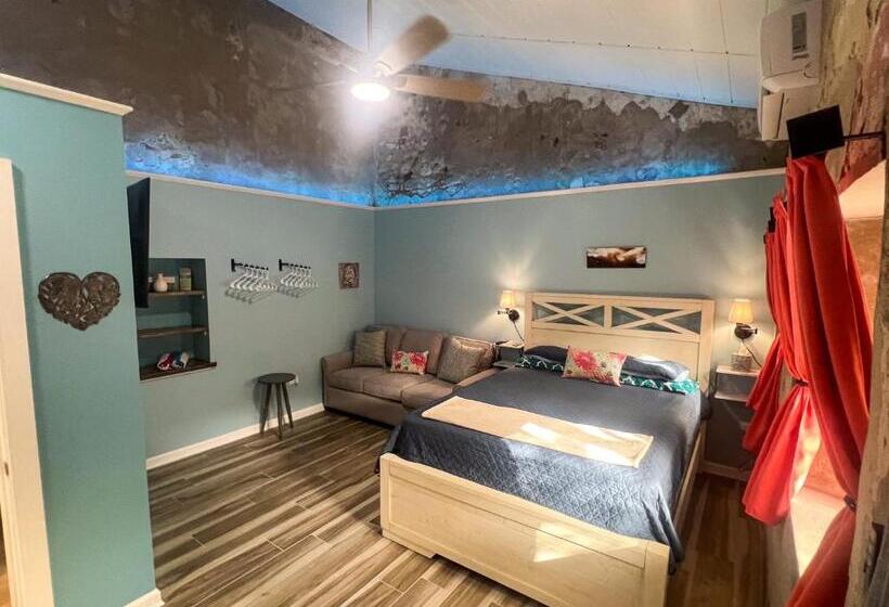 استودیوی لوکس, Victoria House