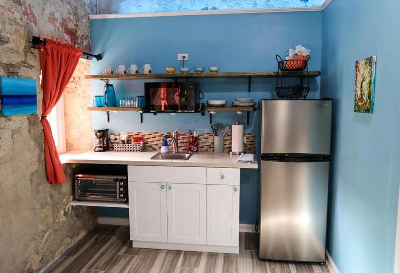 استودیوی لوکس, Victoria House