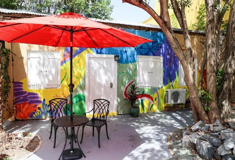 استودیوی لوکس, Victoria House