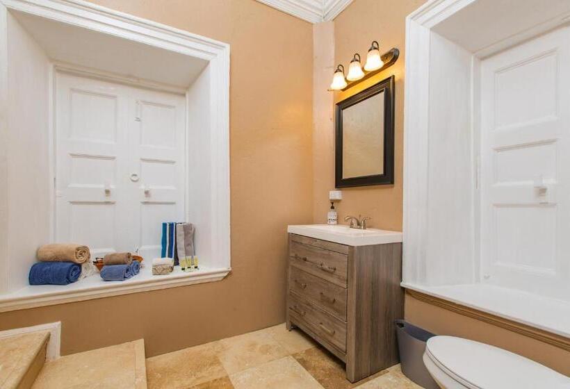 استودیوی استاندارد با چشمانداز دریا, Victoria House