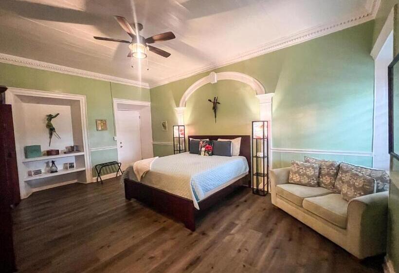 استودیو استاندارد با چشمانداز باغ, Victoria House