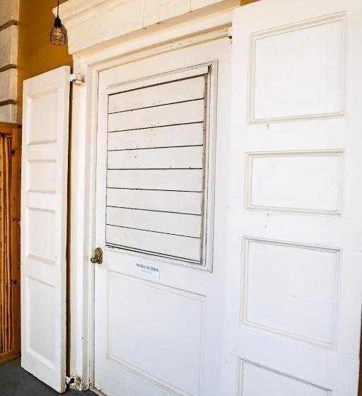 استودیو استاندارد با چشمانداز باغ, Victoria House