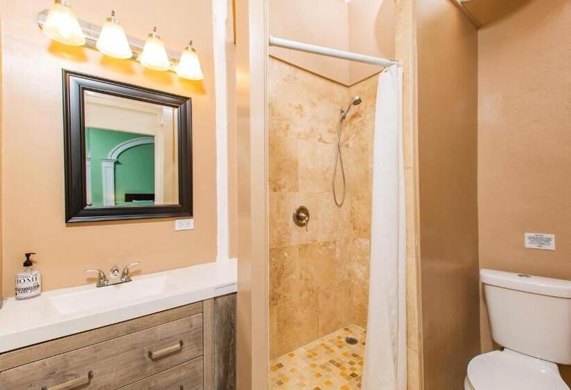 استودیو استاندارد با چشمانداز باغ, Victoria House