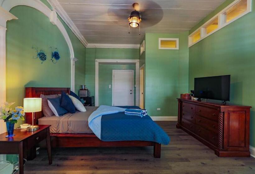 استودیو استاندارد با چشمانداز باغ, Victoria House