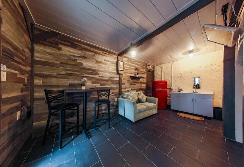 سوئیت جونیور با چشمانداز باغ, Victoria House