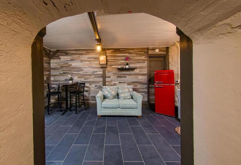 سوئیت جونیور با چشمانداز باغ, Victoria House