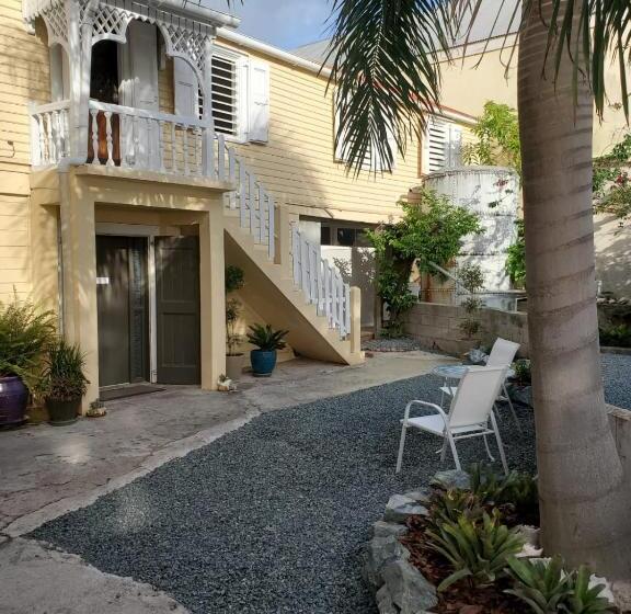 سوئیت جونیور با چشمانداز باغ, Victoria House