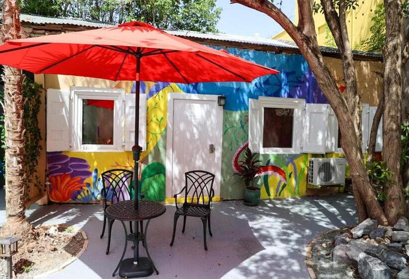 استودیوی لوکس, Victoria House