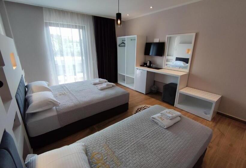 Camera Tripla Classica con Balcone, Villa Primo Opus