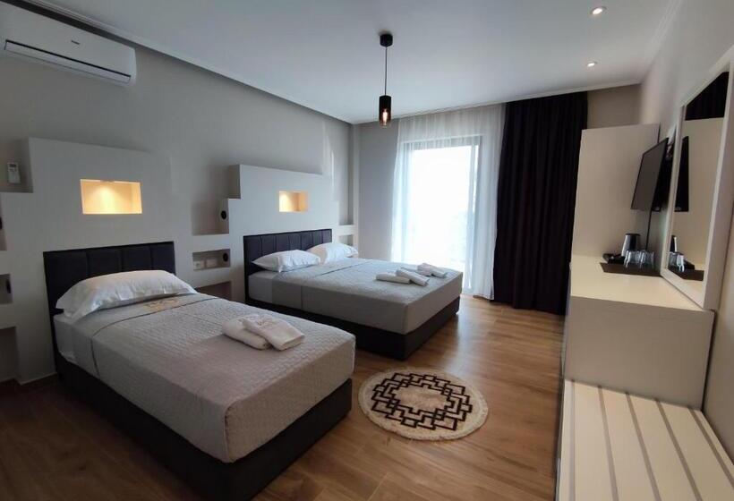 Camera Tripla Classica con Balcone, Villa Primo Opus