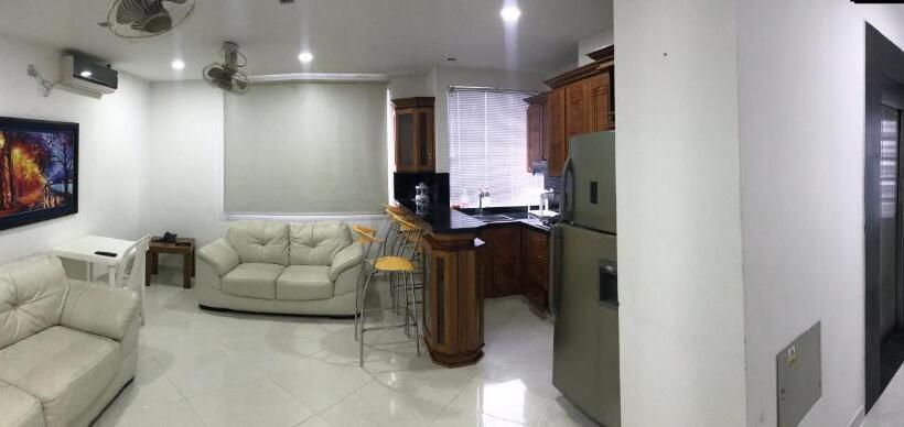 جناح عائلي, La Gran Esquina