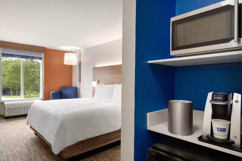 身障者適用キングサイズベッドルーム, Holiday Inn Express Hotel & Suites Auburn University Area, An Ihg