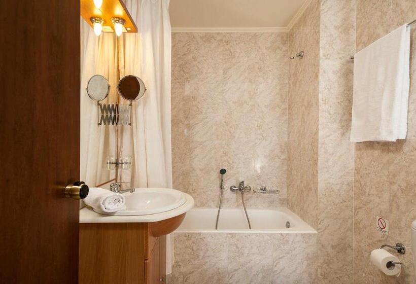 Номер Superior, Adelais