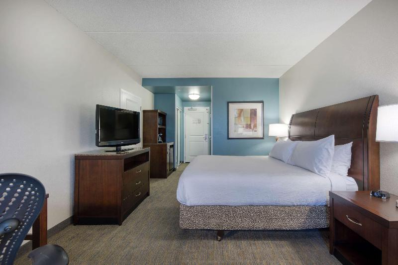 带大床的标准间, Hilton Garden Inn Durham Southpoint