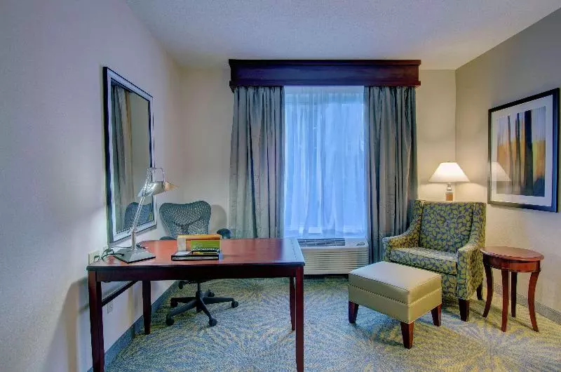 キングサイズベッドのスタンダードルーム, Hilton Garden Inn Norwalk