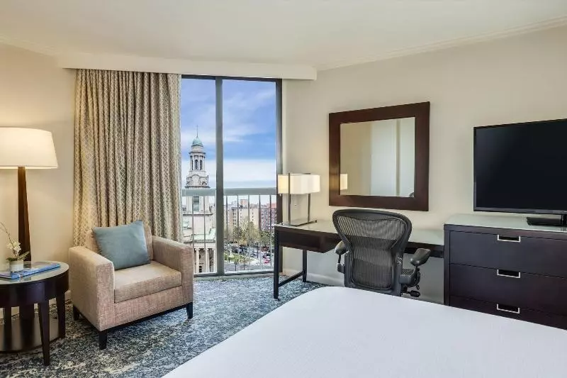 اتاق استاندارد با تخت بزرگ برای معلولان, Holiday Inn Express Hotel & Suites Greensboro East, An Ihg