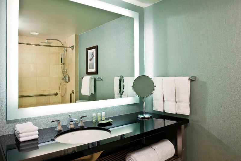 适合残疾人士使用的带超级大床的标准间, Holiday Inn Express Hotel & Suites Greensboro East, An Ihg