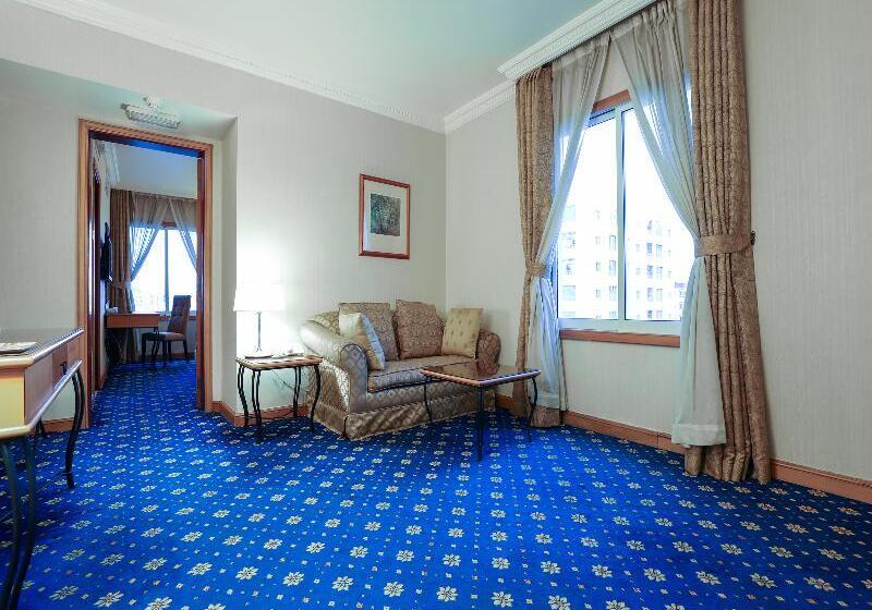 带大床的套房, Holiday Inn Express Hotel & Suites Greensboro East, An Ihg